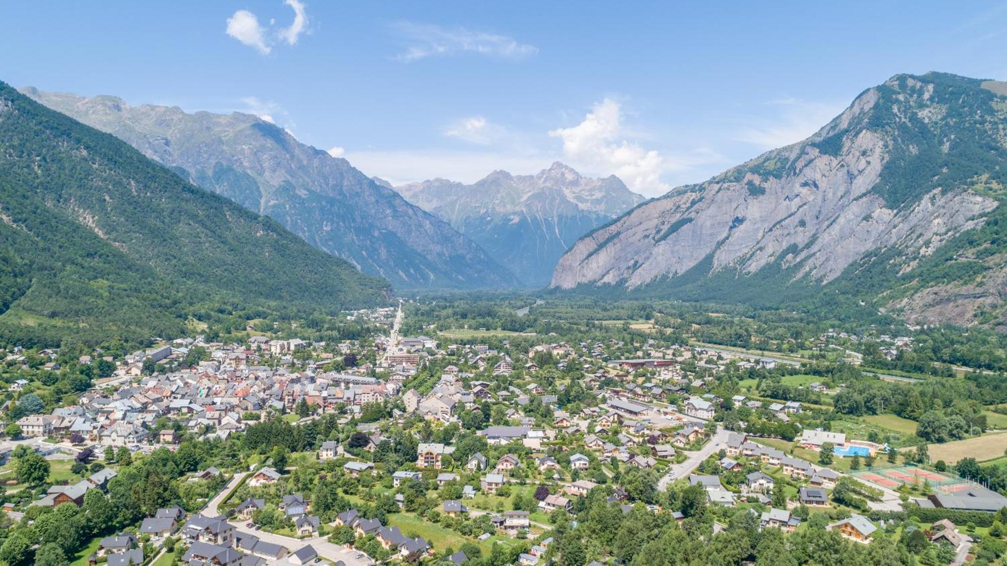 فندق Camping Le Colporteur Le Bourg-dʼOisans المظهر الخارجي الصورة
