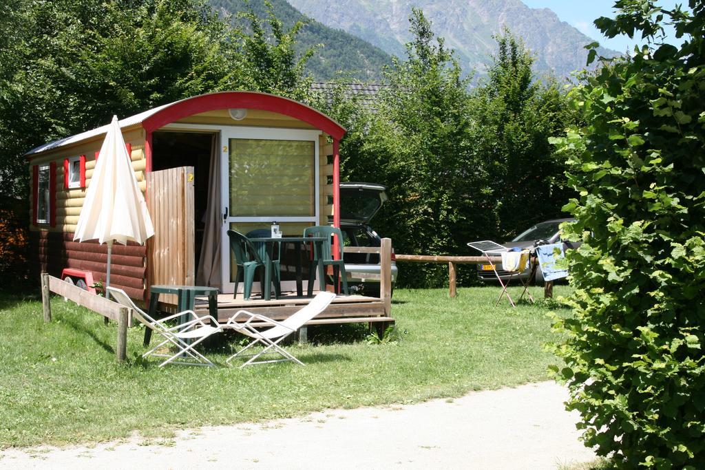 فندق Camping Le Colporteur Le Bourg-dʼOisans المظهر الخارجي الصورة