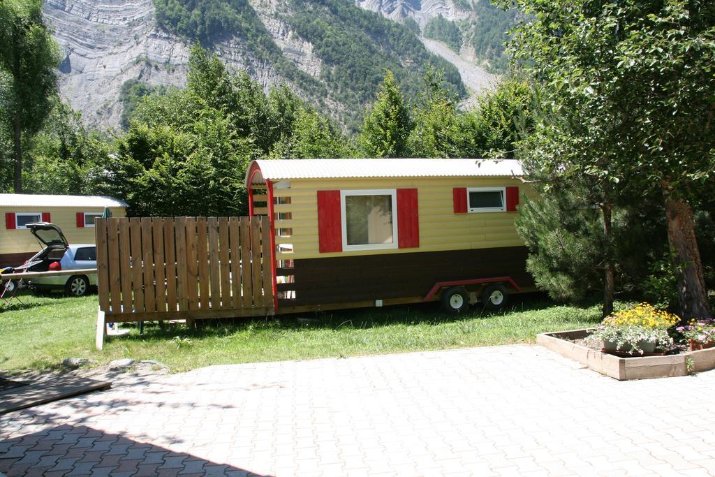 فندق Camping Le Colporteur Le Bourg-dʼOisans المظهر الخارجي الصورة