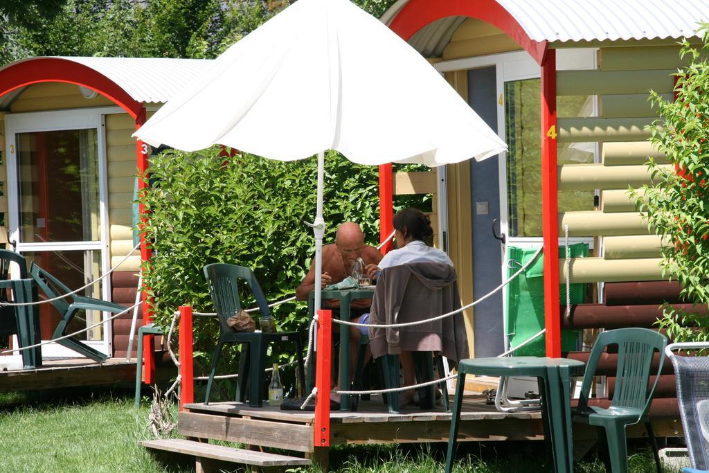 فندق Camping Le Colporteur Le Bourg-dʼOisans المظهر الخارجي الصورة